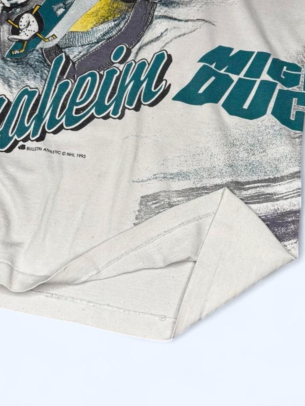 1993 Anaheim Mighty Ducks Bulletin Athletic AOP Vintage NHL T-Shirt NHL Hockey - Picture 5 of 8